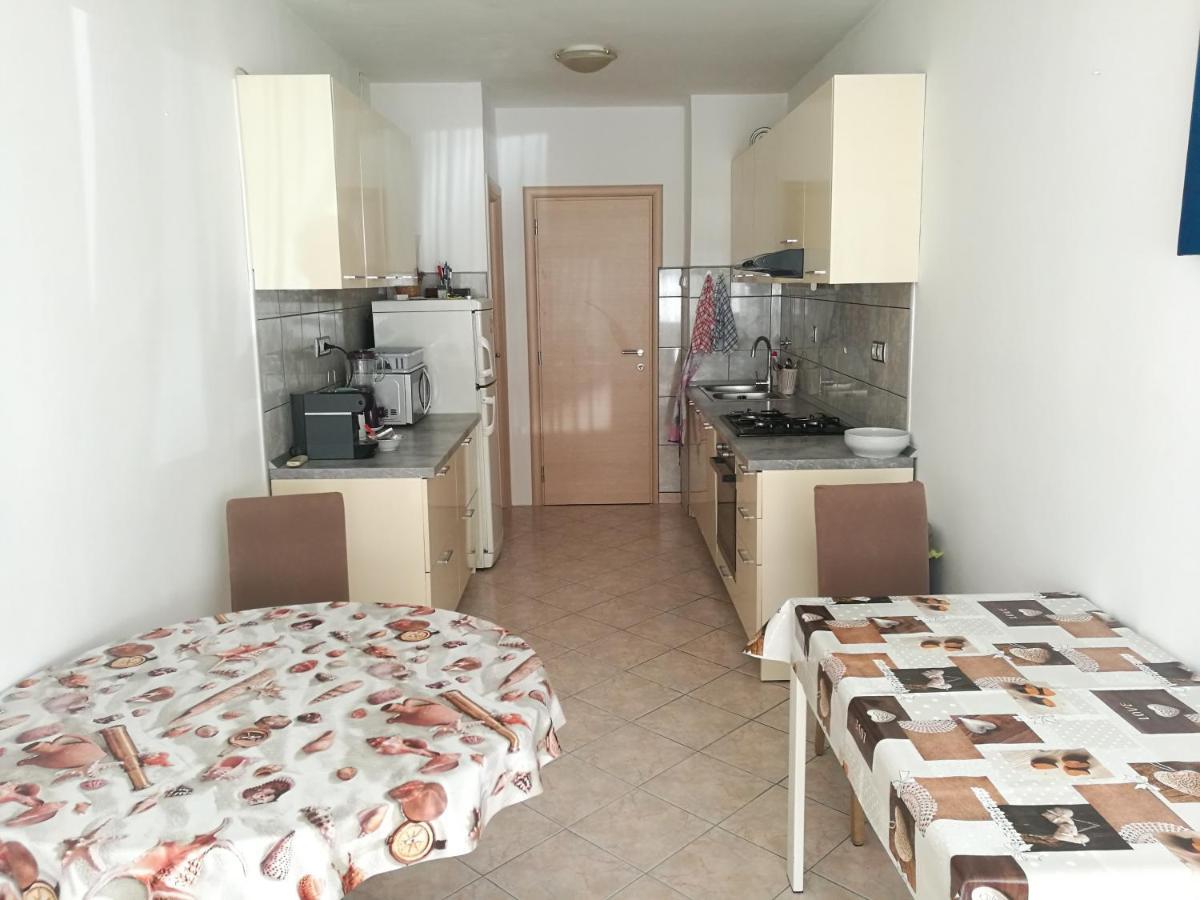 Pretty Big Double Bed Room With Balcony Split Eksteriør billede
